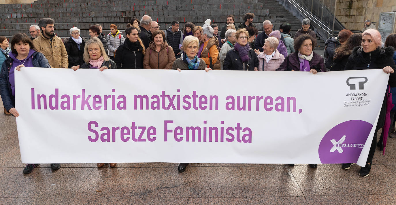 Concentración en Eibar junto a las gradas de la plaza Unzaga.