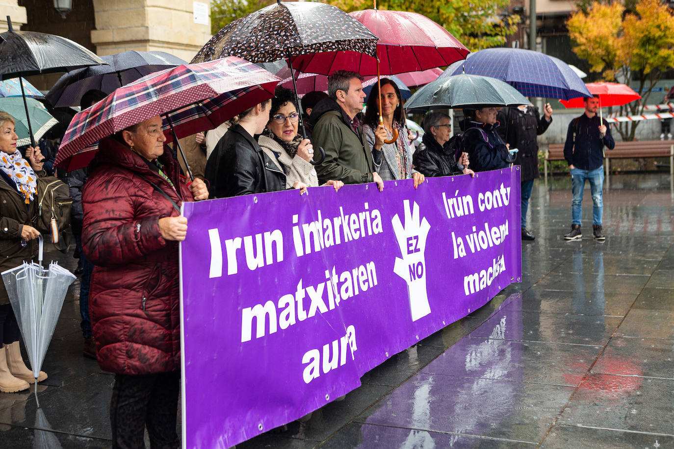 Concentración en la plaza San Juan de Irun, frente al Ayuntamiento. 