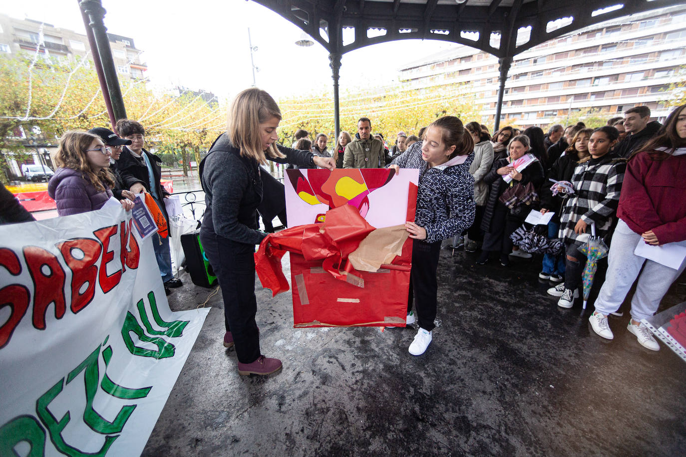 Concentración de alumnos de Secundaria de la escuela pública en la plaza del Ensanche en Irun.