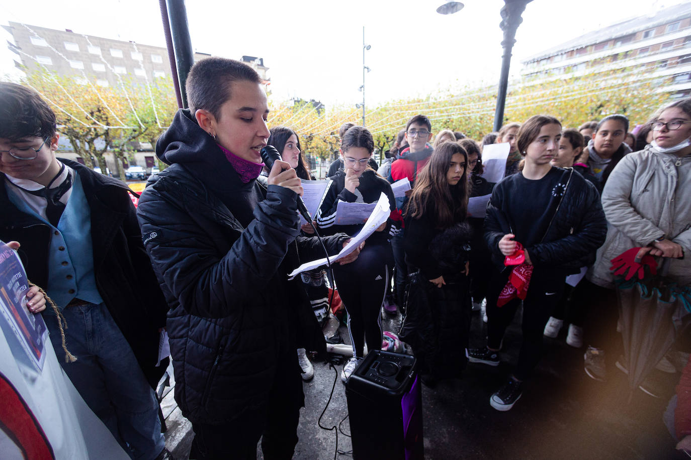 Concentración de alumnos de Secundaria de la escuela pública en la plaza del Ensanche en Irun.
