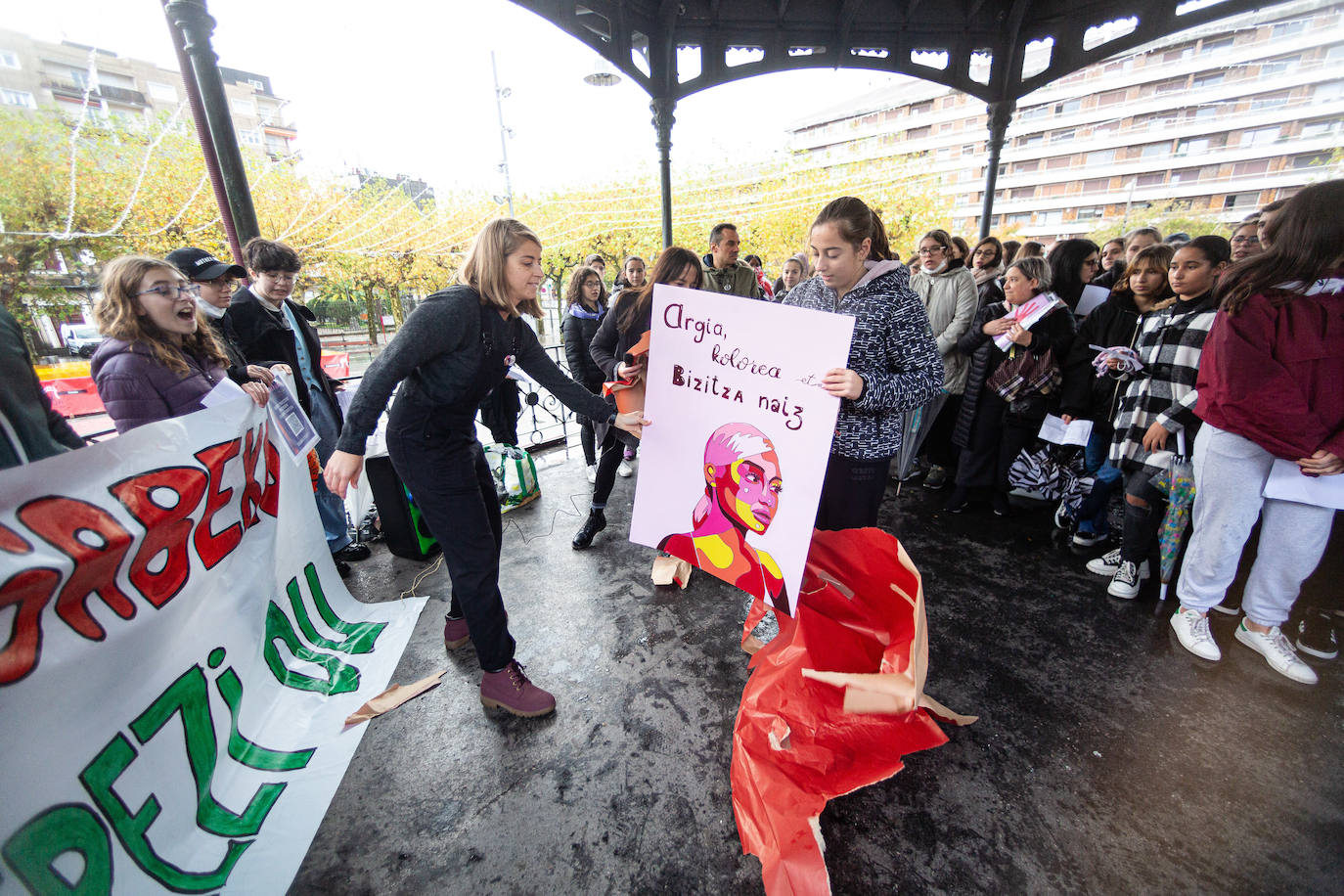 Concentración de alumnos de Secundaria de la escuela pública en la plaza del Ensanche en Irun.