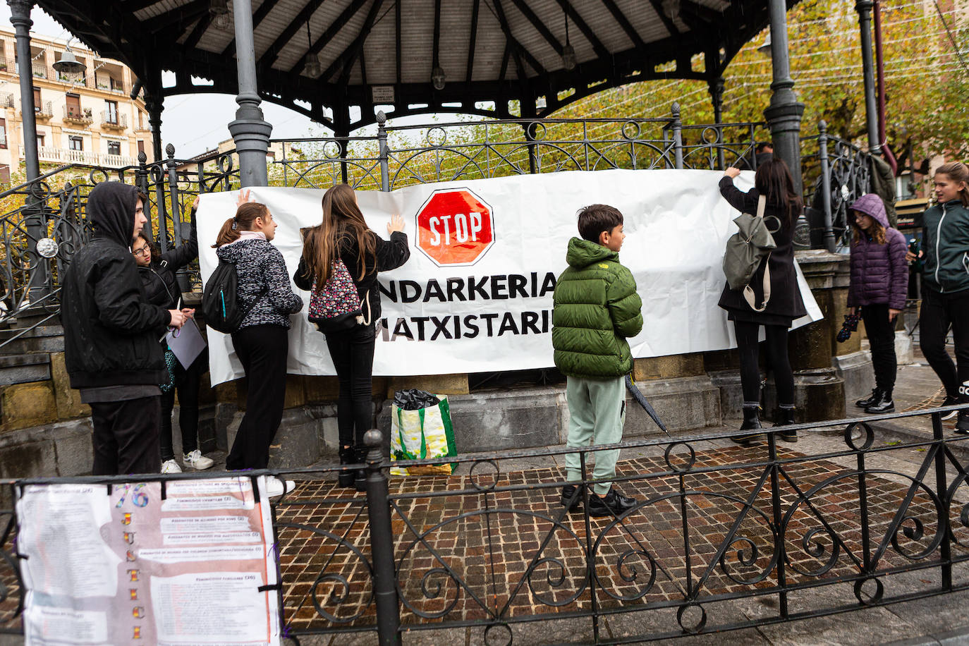 Concentración de alumnos de Secundaria de la escuela pública en la plaza del Ensanche en Irun.