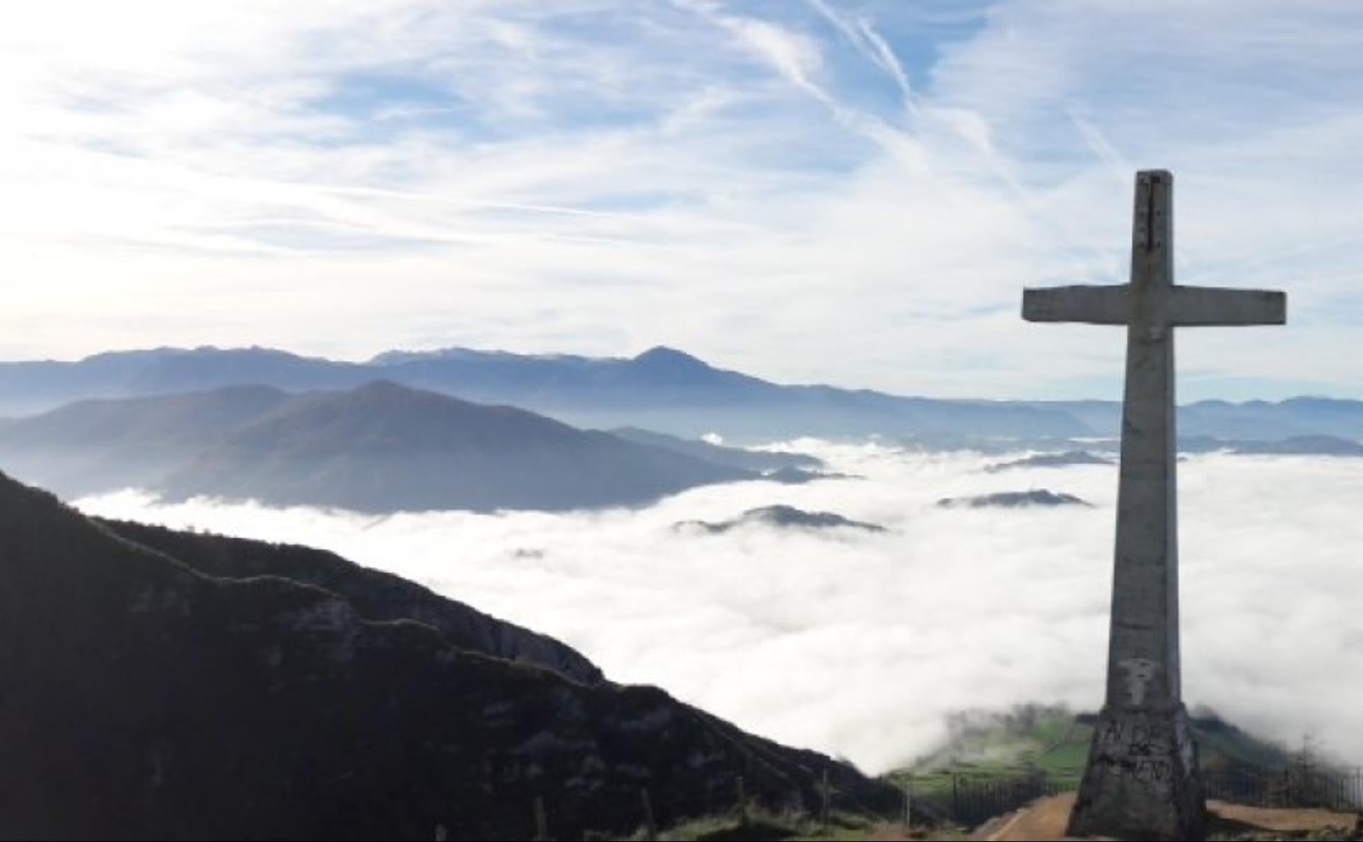 Desde la cruz de Uzturre las vistas son impresionantes. 