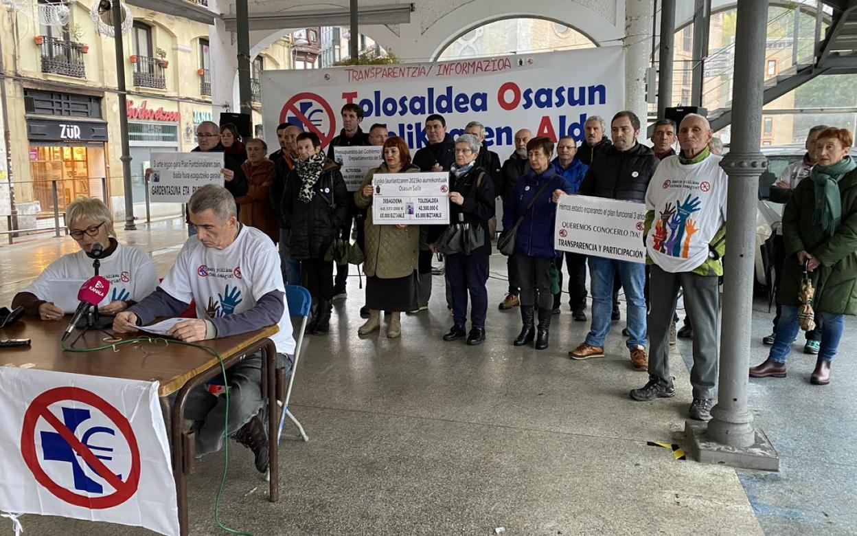 Miembros de la plataforma Topa durante la rueda de prensa ofrecida ayer por la tarde. 