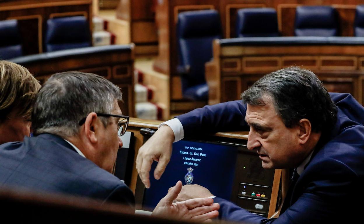 Patxi López y Aitor Esteban mantienen un contacto durante la sesión de ayer en el Congreso de los Diputados. 