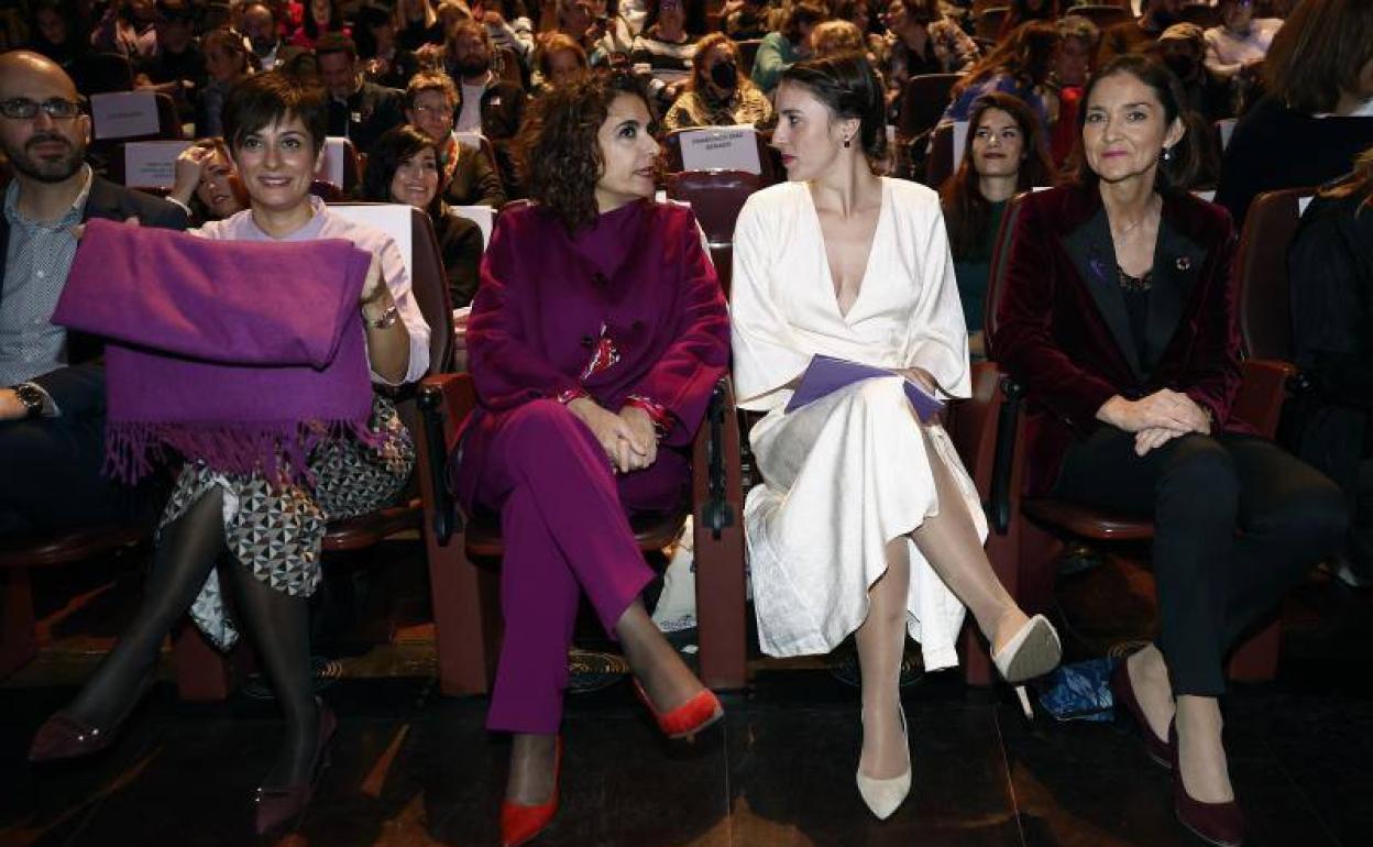 La ministra de Igualdad, Irene Montero (de blanco), junto a otras ministras, en uno de los actos de hoy por el 25-N, Día Internacional para la Eliminación de la Violencia contra las Mujeres. 