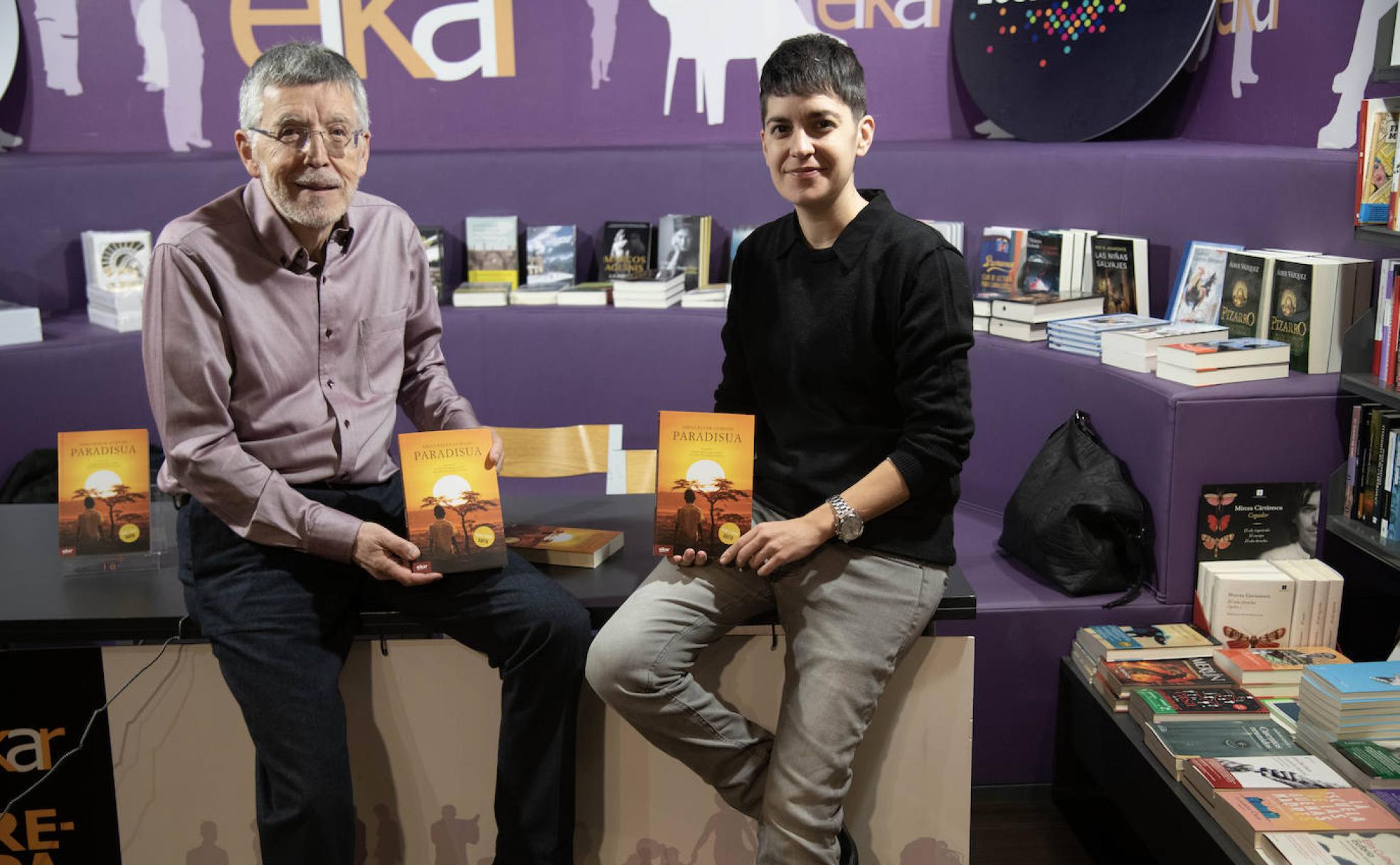 Joxe Mari Berasategi eta Maialen Berasategi 'Paradisua' liburua eskuan dutela. 