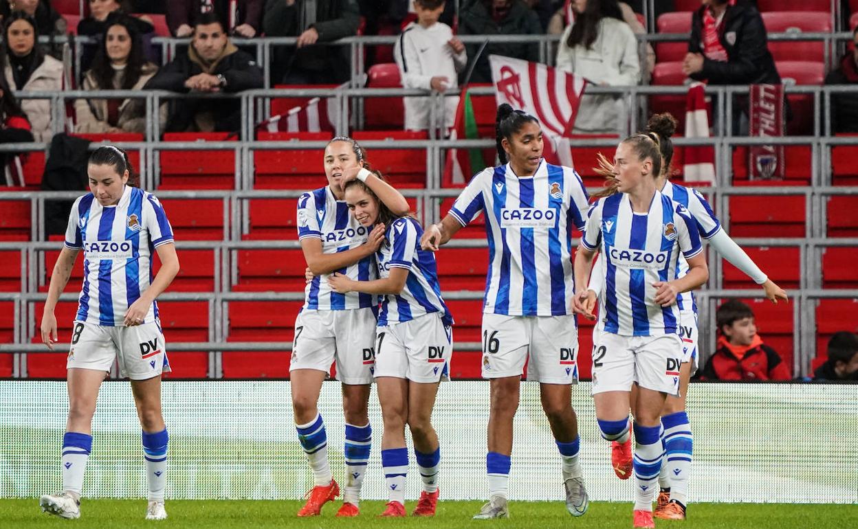 Las realistas celebran un gol en el último partido de Liga ante el Athletic.