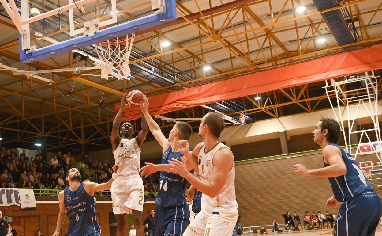 Maconda lanza a canasta en la Euskal Kopa de septiembre. 