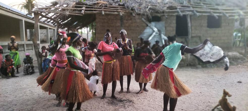 Mujeres de Ancaboca ofrecen un baile ancestral de su aldea.