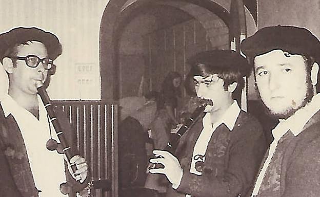 Los tres miembros fundadores del grupo de txistularis en 1973.