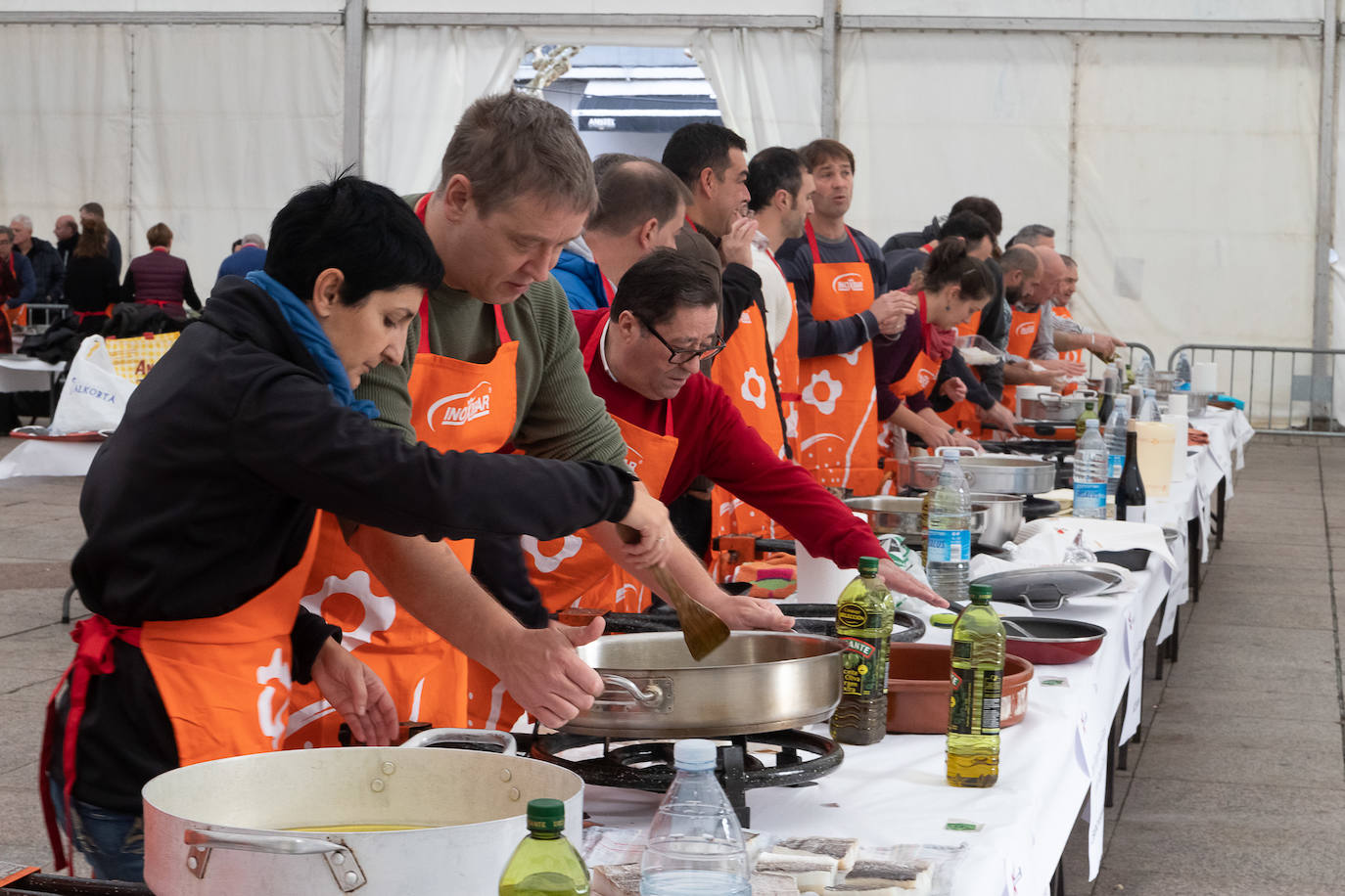 Foto de familia con los participantes y ganadores del Concurso de Bacalao de Eibar. 