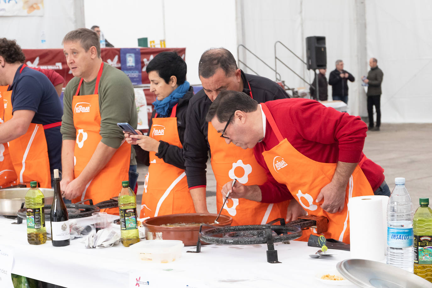 Foto de familia con los participantes y ganadores del Concurso de Bacalao de Eibar. 