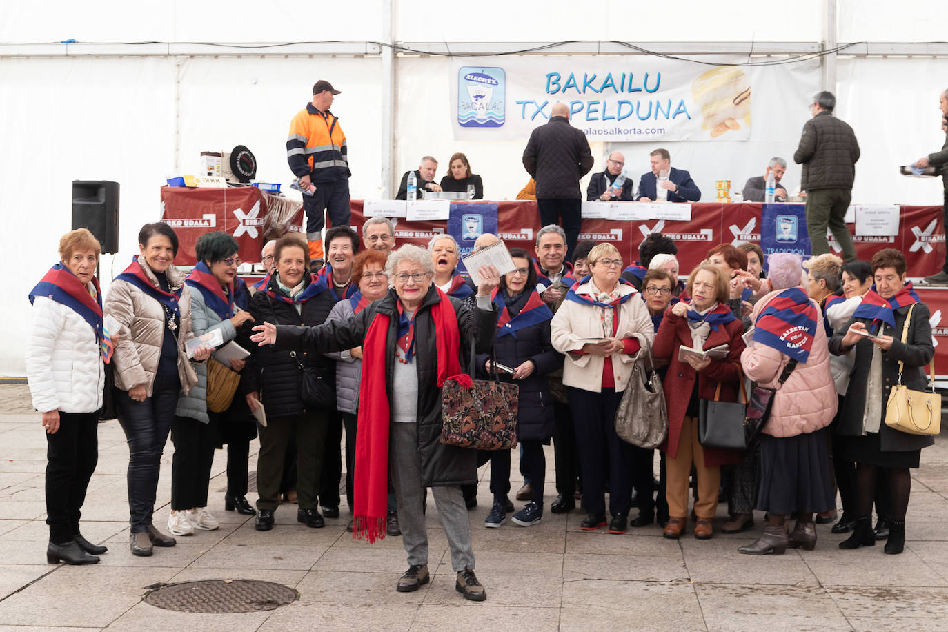 Foto de familia con los participantes y ganadores del Concurso de Bacalao de Eibar. 