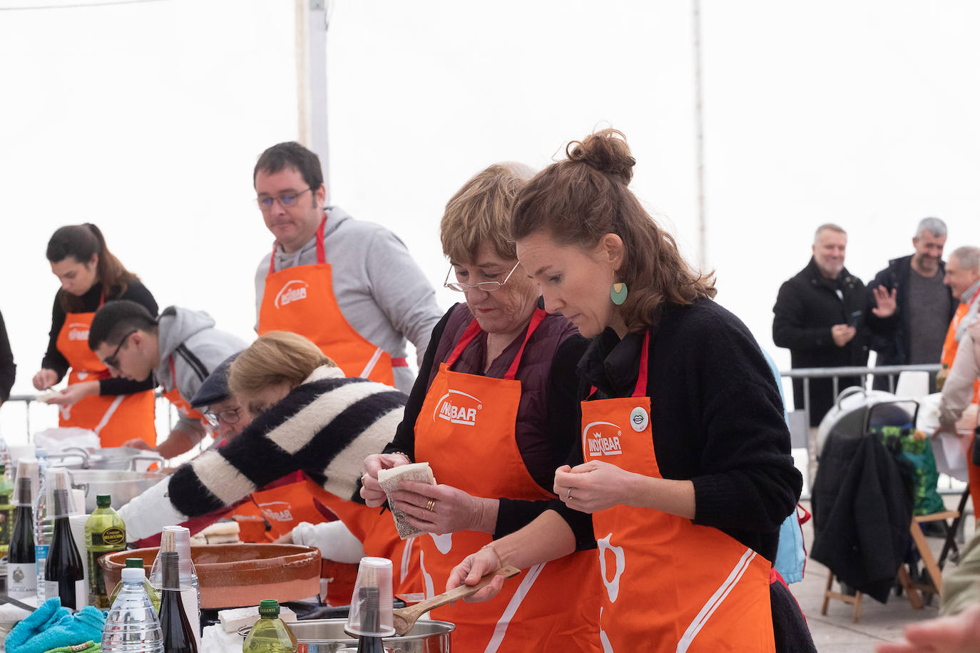Foto de familia con los participantes y ganadores del Concurso de Bacalao de Eibar. 