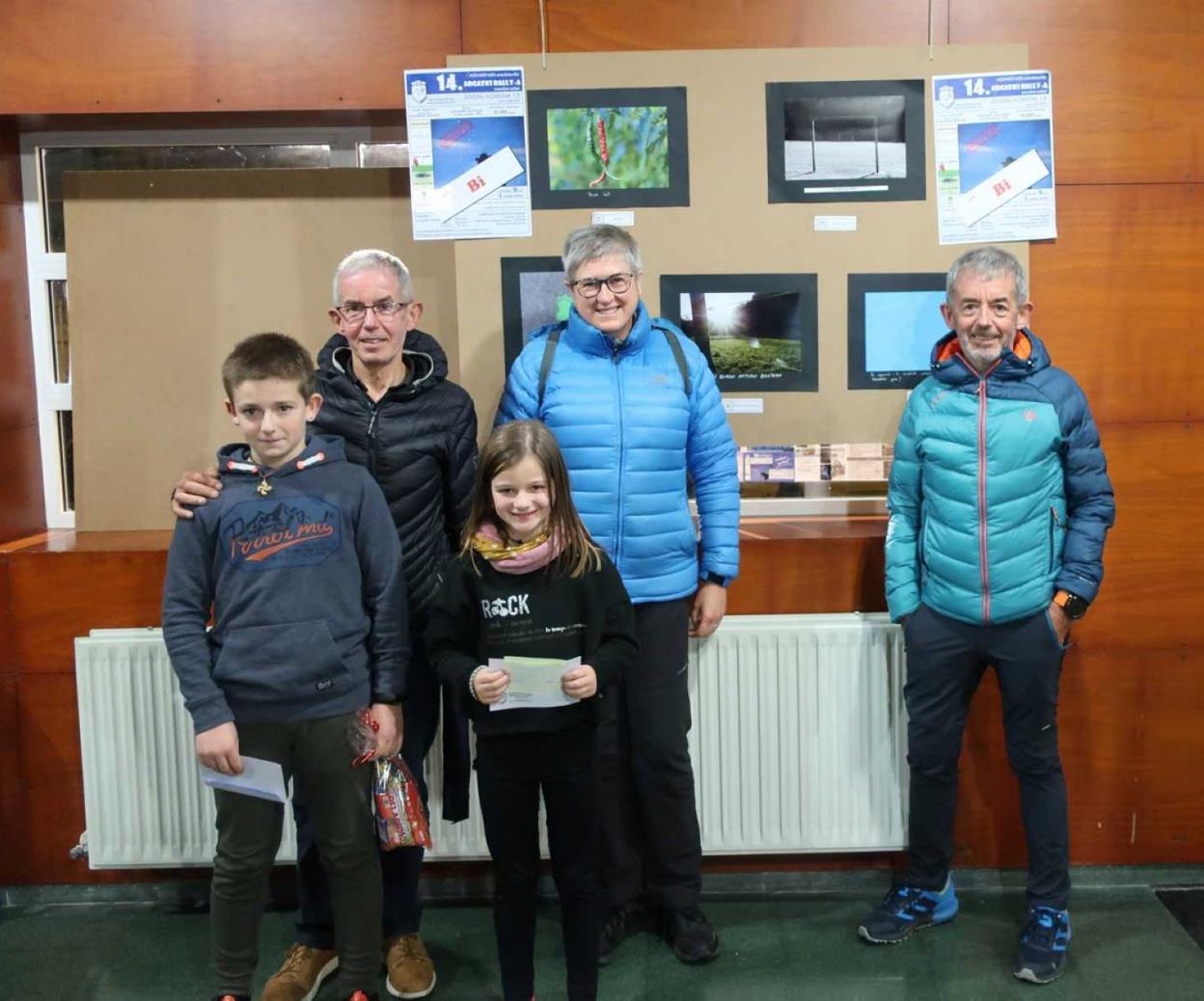 Los premiados en el rally fotográfico posan con sus premios. 