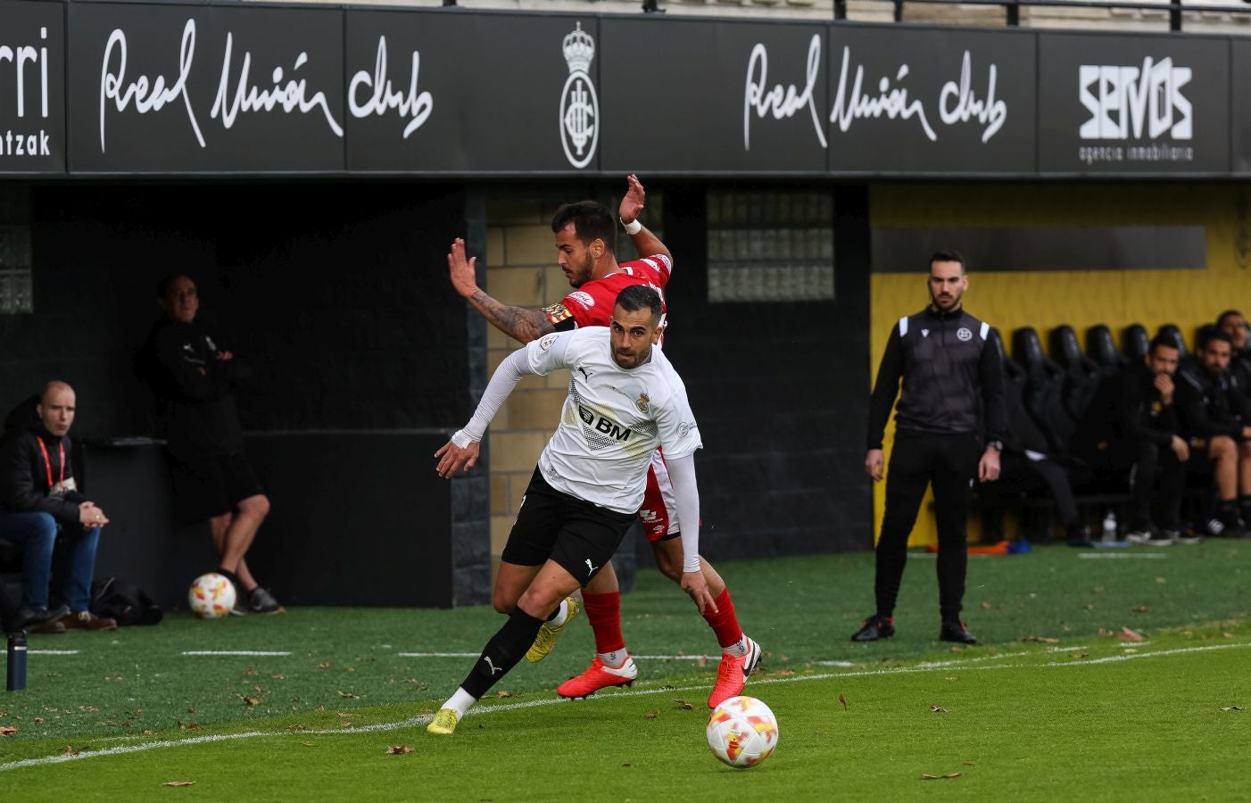 El conjunto irundarra, que fue perdiendo 0-3, logró recortar distancias en la segunda mitad y estuvo cerca de salvar un punto. 