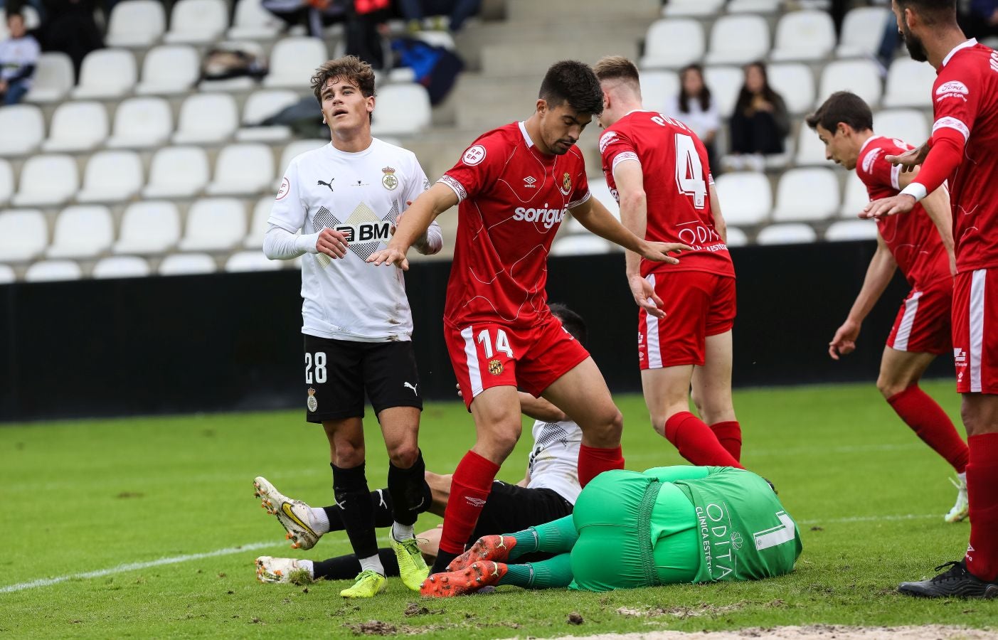 El conjunto irundarra, que fue perdiendo 0-3, logró recortar distancias en la segunda mitad y estuvo cerca de salvar un punto. 