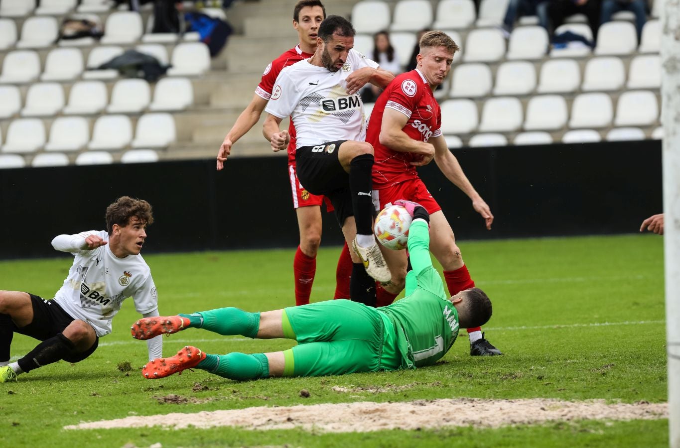 El conjunto irundarra, que fue perdiendo 0-3, logró recortar distancias en la segunda mitad y estuvo cerca de salvar un punto. 