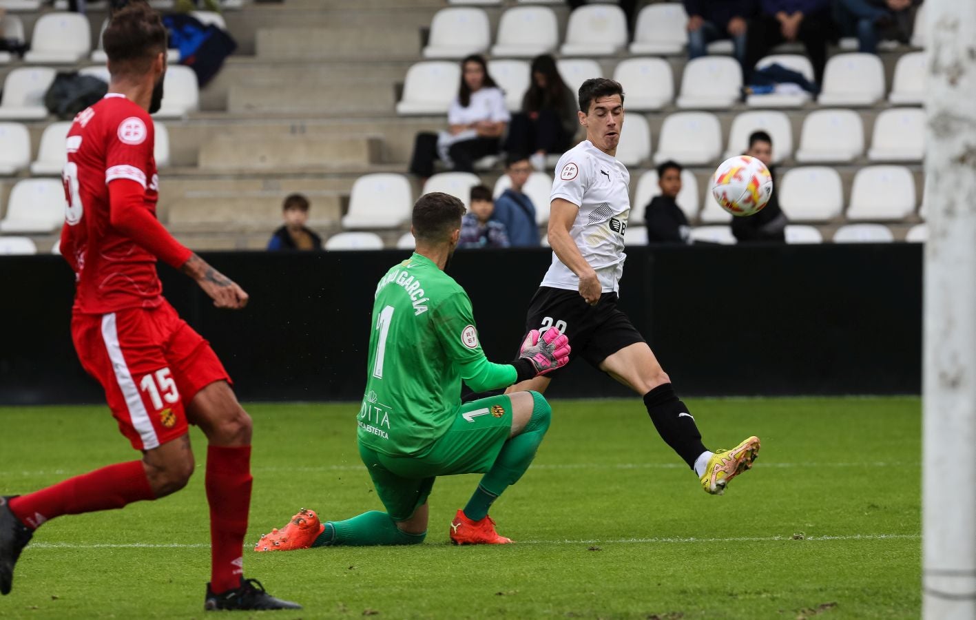 El conjunto irundarra, que fue perdiendo 0-3, logró recortar distancias en la segunda mitad y estuvo cerca de salvar un punto. 