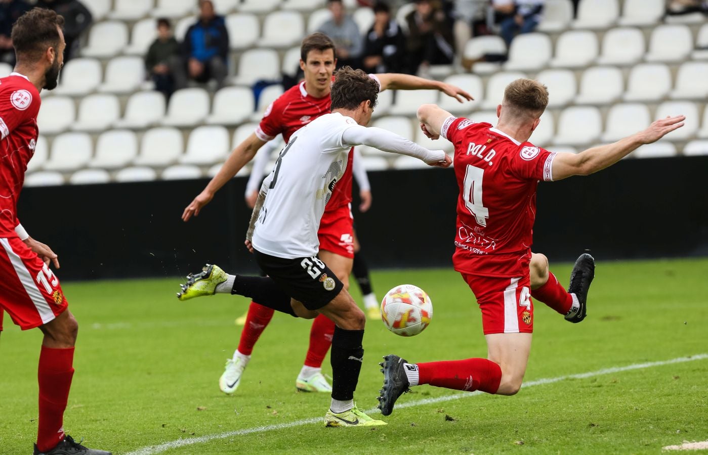 El conjunto irundarra, que fue perdiendo 0-3, logró recortar distancias en la segunda mitad y estuvo cerca de salvar un punto. 