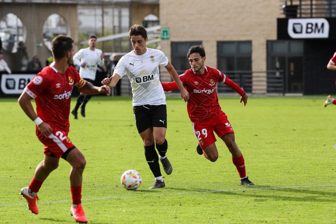 El conjunto irundarra, que fue perdiendo 0-3, logró recortar distancias en la segunda mitad y estuvo cerca de salvar un punto. 