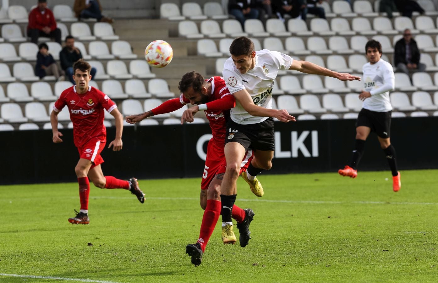 El conjunto irundarra, que fue perdiendo 0-3, logró recortar distancias en la segunda mitad y estuvo cerca de salvar un punto. 