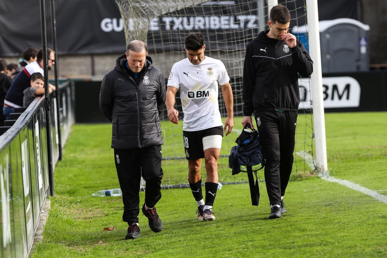 El conjunto irundarra, que fue perdiendo 0-3, logró recortar distancias en la segunda mitad y estuvo cerca de salvar un punto. 