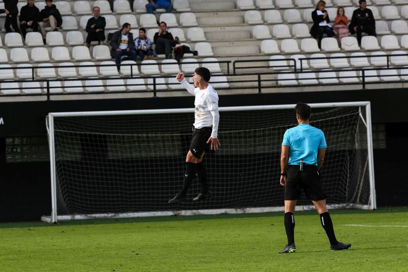 El conjunto irundarra, que fue perdiendo 0-3, logró recortar distancias en la segunda mitad y estuvo cerca de salvar un punto. 