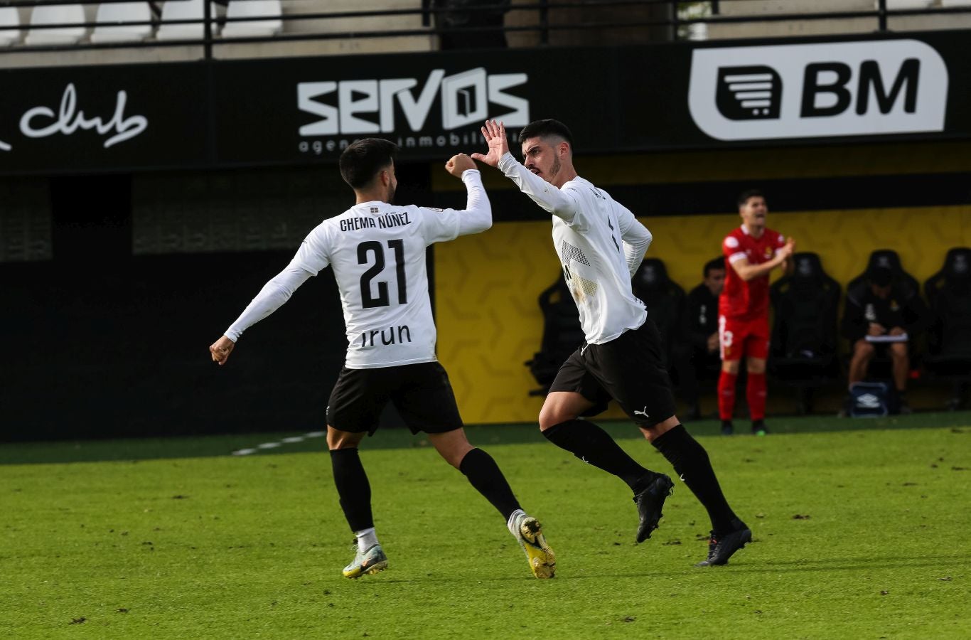 El conjunto irundarra, que fue perdiendo 0-3, logró recortar distancias en la segunda mitad y estuvo cerca de salvar un punto. 