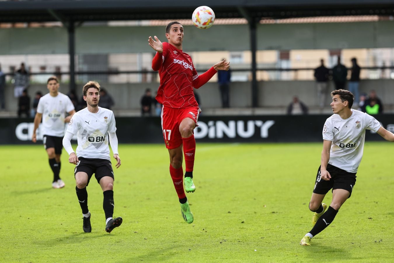 El conjunto irundarra, que fue perdiendo 0-3, logró recortar distancias en la segunda mitad y estuvo cerca de salvar un punto. 