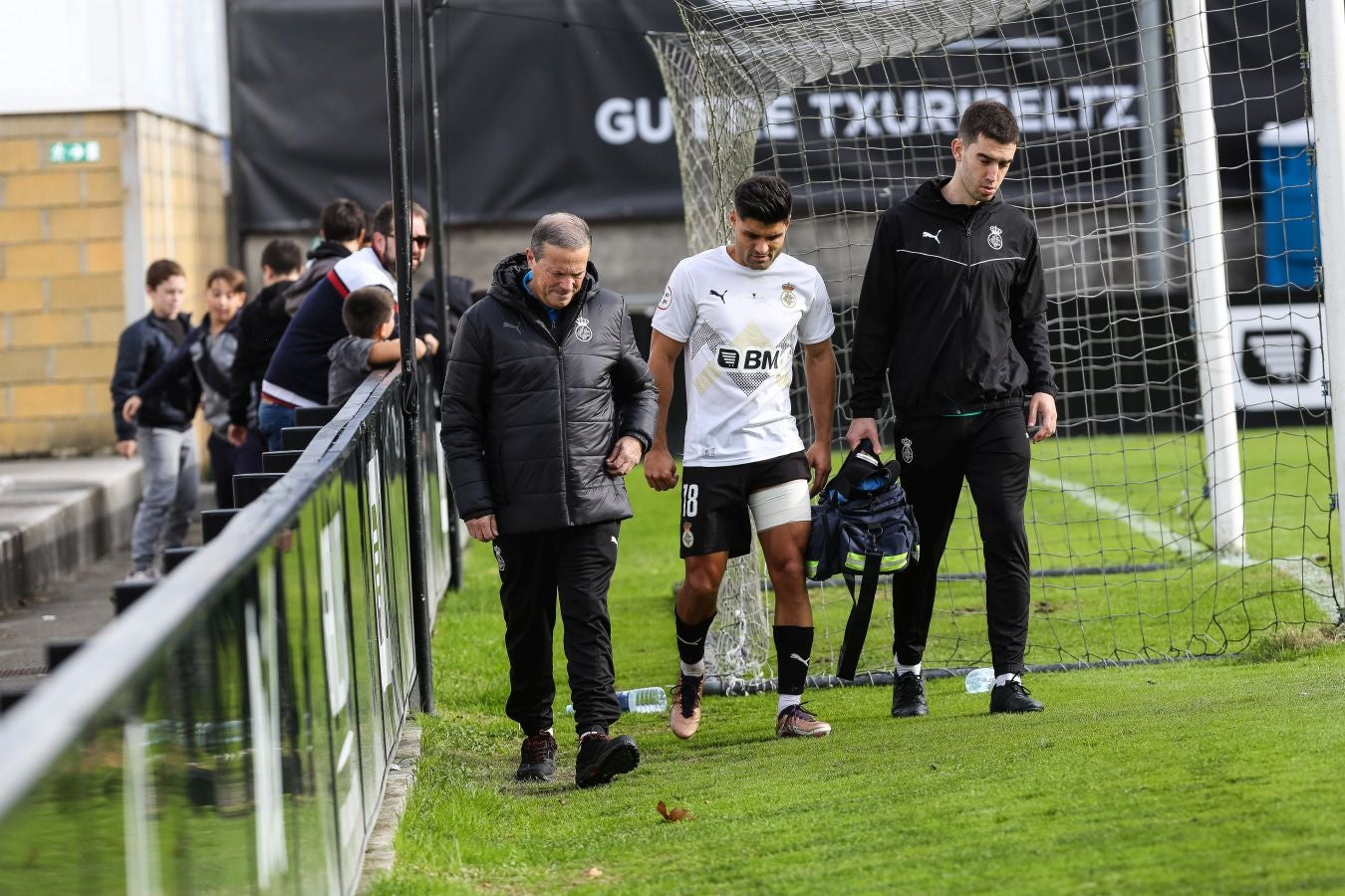El conjunto irundarra, que fue perdiendo 0-3, logró recortar distancias en la segunda mitad y estuvo cerca de salvar un punto. 