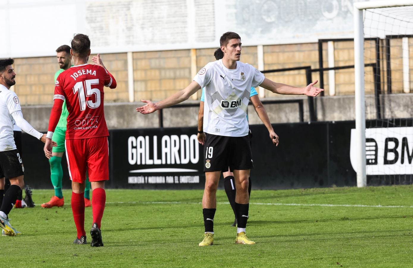 El conjunto irundarra, que fue perdiendo 0-3, logró recortar distancias en la segunda mitad y estuvo cerca de salvar un punto. 
