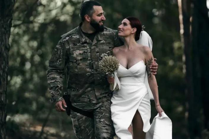 La francotiradora Emerald Evgeniya, el día de su boda con un militar en los bosques de Járkov