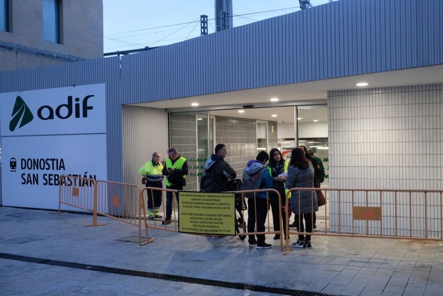 Fotos: Centenares de afectados por la suspensión de trenes entre Irun y Andoain