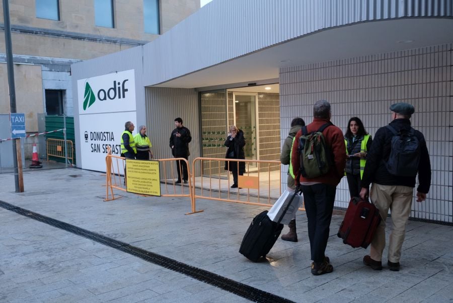 Fotos: Centenares de afectados por la suspensión de trenes entre Irun y Andoain