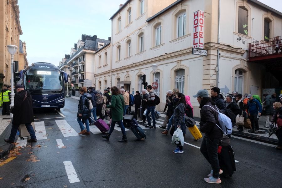 Fotos: Centenares de afectados por la suspensión de trenes entre Irun y Andoain