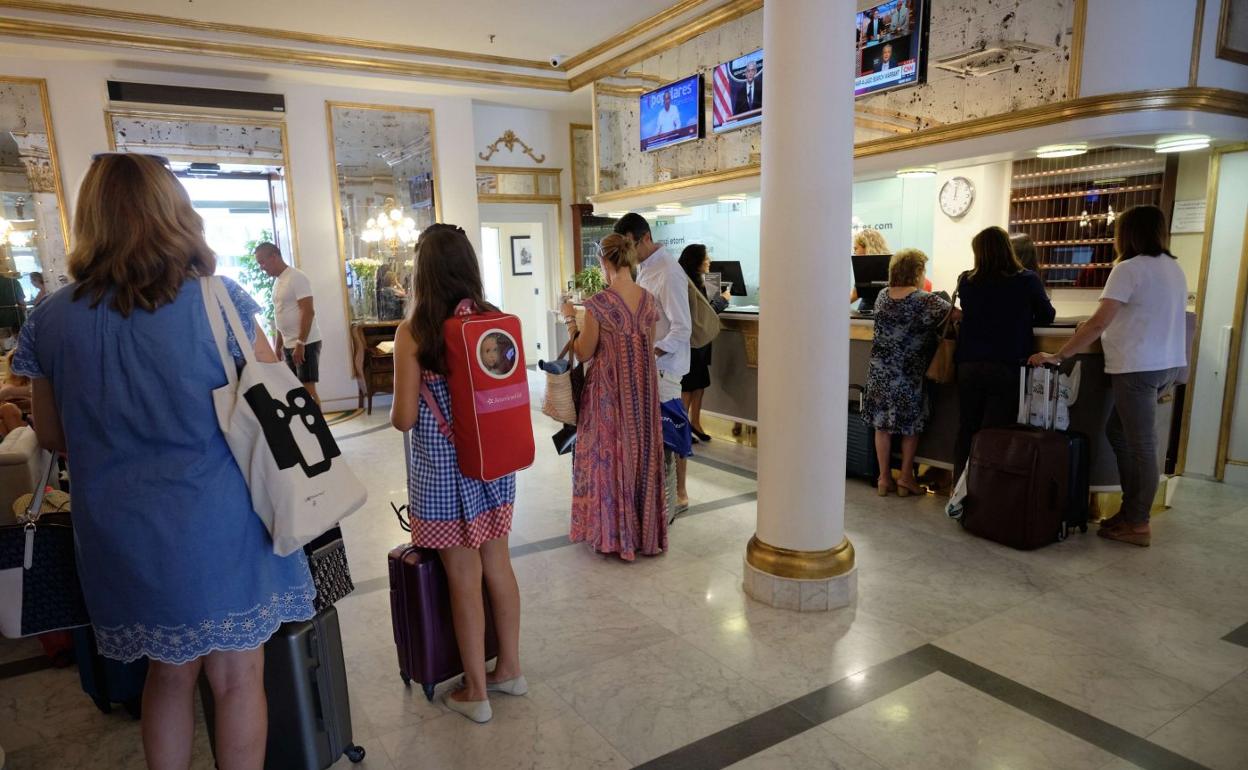 Turistas, en el hall del hotel de Londres. 
