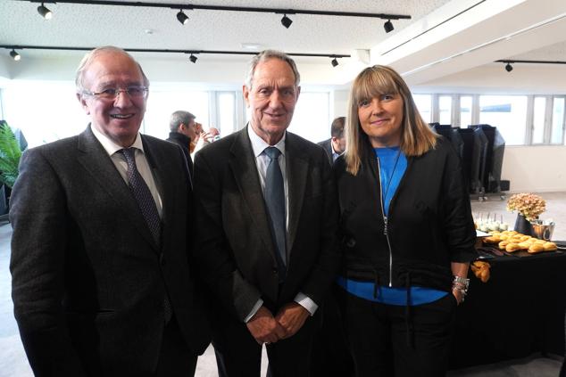 De izquierda a derecha Guillermo Echenique, Subdelegado del Gobierno, José Ignacio Espel, Presidente del Aquarium de Donostia y Esther Irigaray, Directora del Aquarium de Donostia