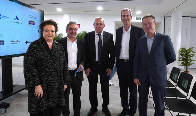 En el centro, Iñigo Ucín, Presidente de la Corporación Mondragon, flanqueado por los dos ponentes del foro Imanol Rego (Director general del Grupo Irizar) a su derecha y Jon Fernández (CEO de Orbea) a su izquierda