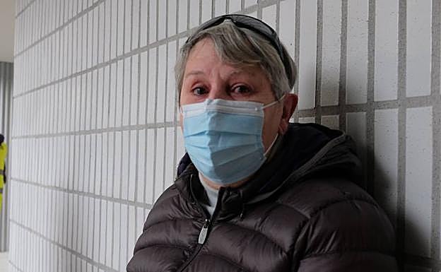 La legazpiarra Arantxa Amondarain, en el exterior de la nueva estación.