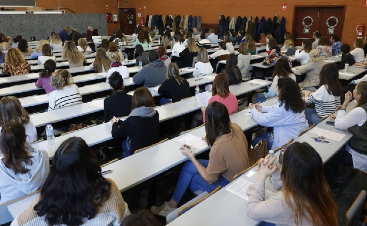 Aspirantes en la oposición de Enfermería celebrada este domingo.