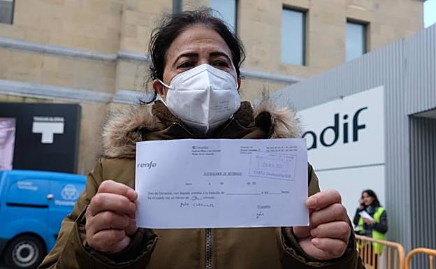 Lila Vallejo con el justificante por el retraso que le han expedido en la nueva estación.