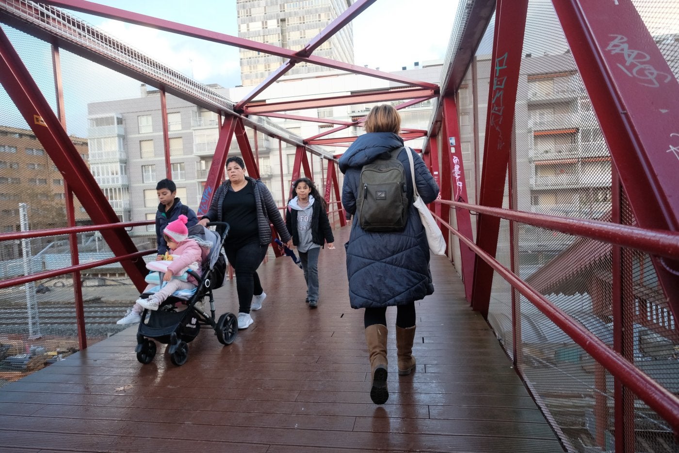 Los usuarios critican que la pasarela sobre las vías no esté cubierta para proteger de la lluvia. 