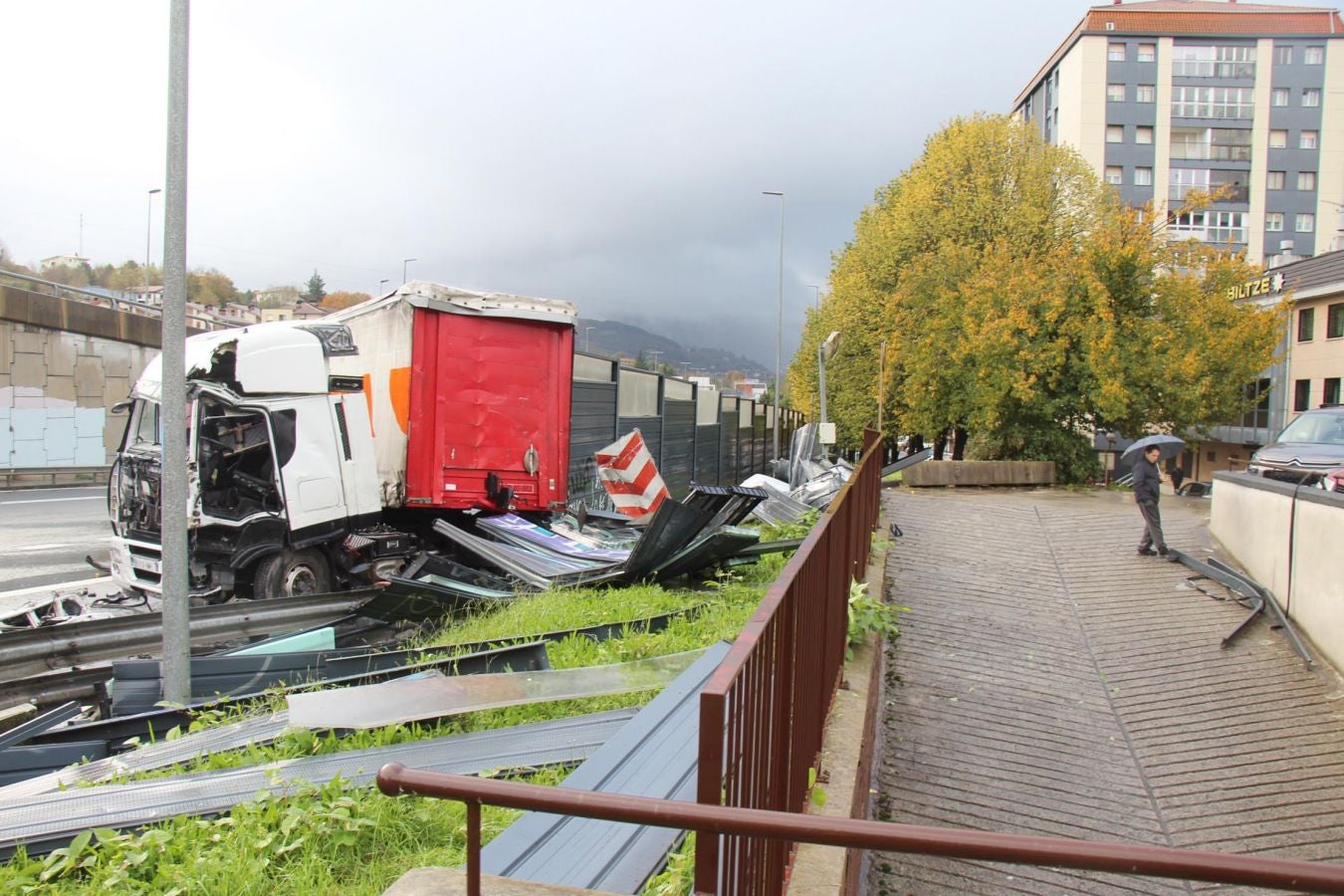 Fotos: Camión accidentado en Lasarte-Oria