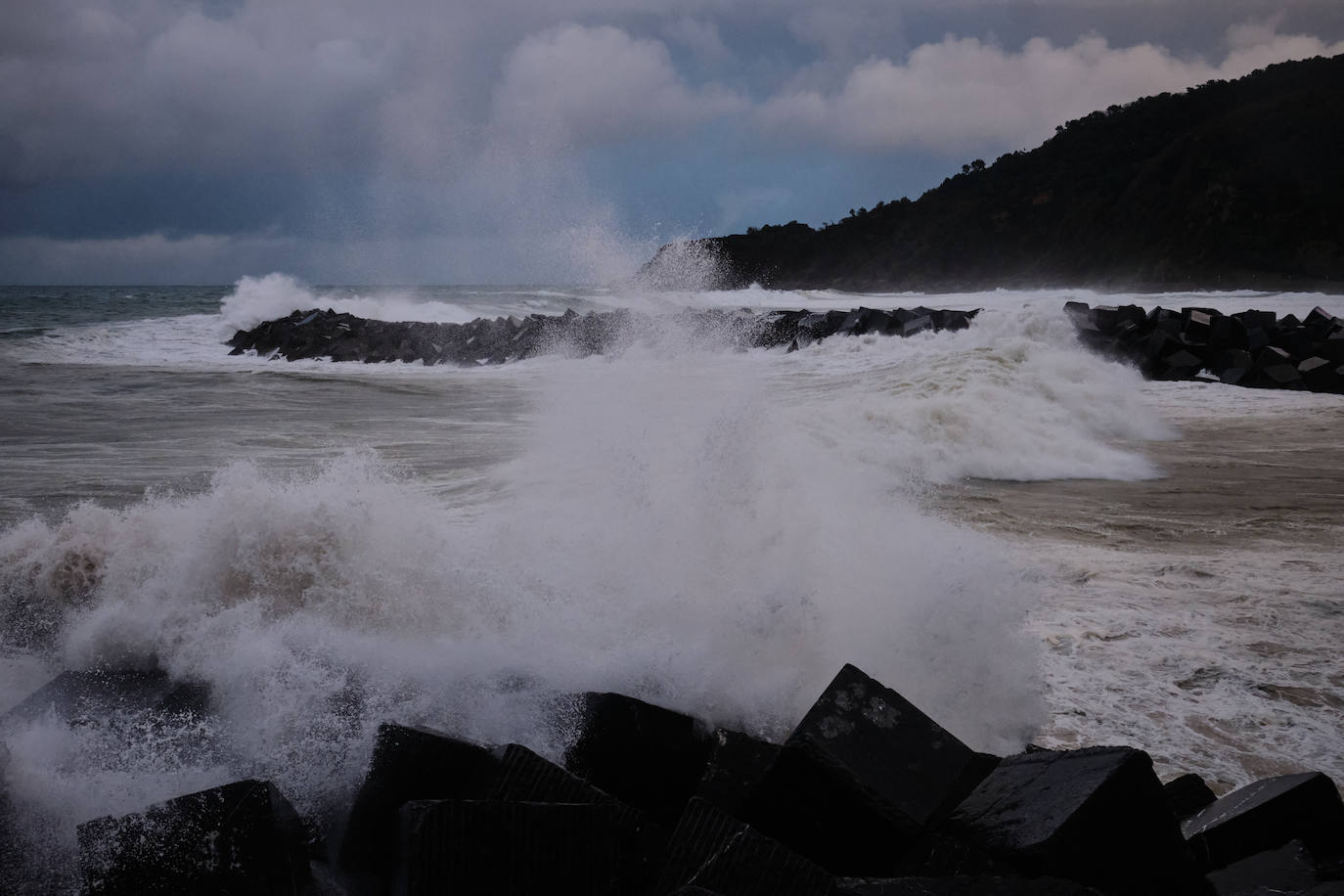 Fotos: Olas en el Paseo Nuevo de Donostia