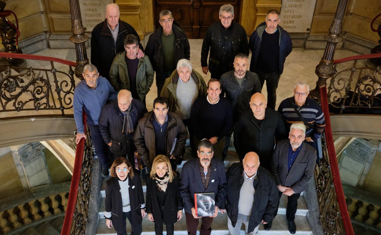Representantes de Ur-Kirolak, Ayuntamiento de Donostia y Laboral Kutxa, este martes en la presentación del libro. 