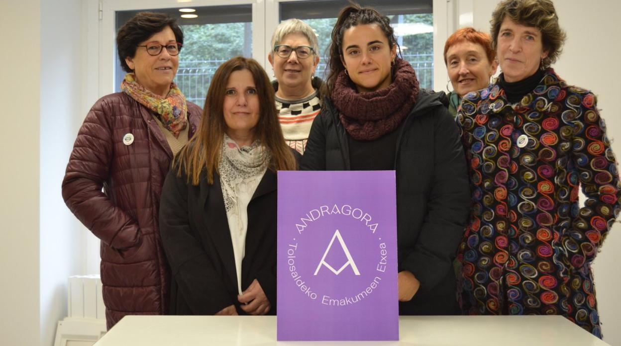 La tolosarra Oihana Peláez muestra el nuevo logotipo que representará el proyecto Andragora junto al equipo técnico-político. 