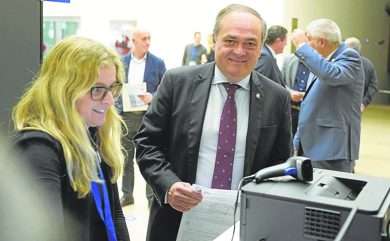 Jokin Aperribay vota en la Junta de Accionistas que se celebró ayer en el Kursaal. 
