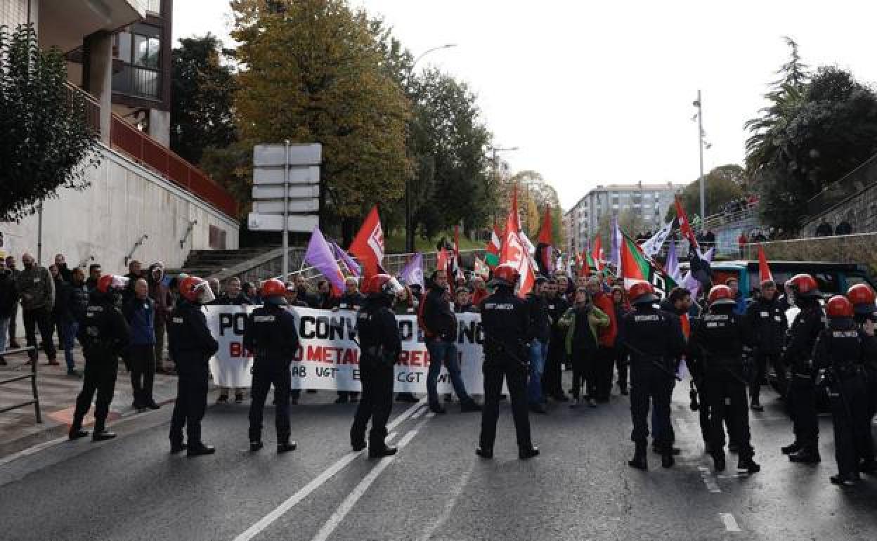 Operativo de la Ertzaintza en la manifestación de Portugalete de ayer, que no contó con el refuerzo de la Brigada Móvil. 